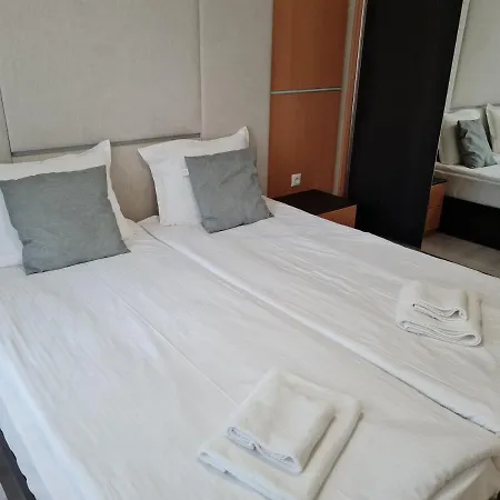 Ilarion 5 At Center Daire