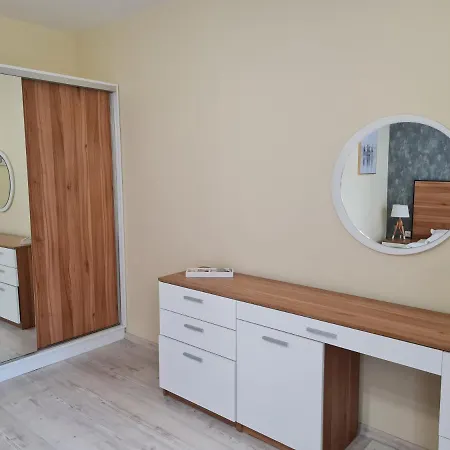 Ilarion 5 At Center Daire *