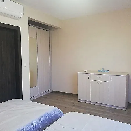 Ilarion 5 At Center Daire *