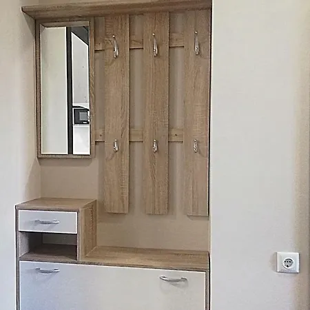 Ilarion 5 At Center Daire